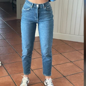 Mörkblåa jeans  - Säljer mina mörkblåa jeans då de ej har kommit till användning på ett bra tag. Sjukt sköna och sitter jätte  bra runt midjan. Har inte använt dem mycket och de är i riktigt bra skick. (Jag är 168cm lång)