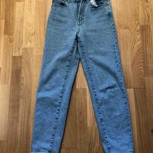 Ljusblåa mom slim jeans från stradivarius i storlek 36. Om du vill se hur dem sitter på skriv privat så skickar jag bild:).