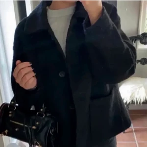 Monki jacka - Söker denna kappa/ jacka från monki i stl M! Kan betala bra