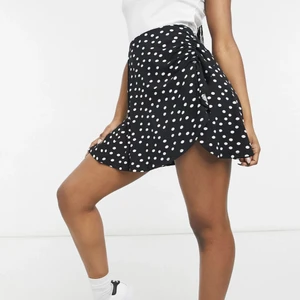 NY kjol med  - Säljer denna svarta kjol med ryschad detalj. Helt ny och aldrig använd. Storlek 34.