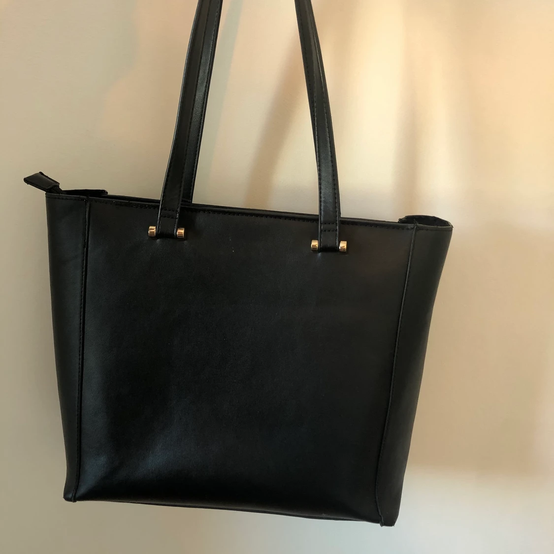 Väska med guld detaljer  - 90