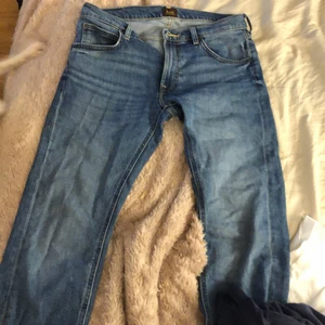 Lee jeans  - Hej säljer mina oanvänd lee jeans som passar bra till vardag/festligheter. Byxorna är 30/32. Cond: 10/10. Köpt för 700kr