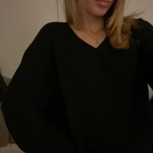 Stickad tröja zara - Marinblå stickad tröja från zara i tjockt material. Knappt använd. Strl S. Köpare står för frakt!