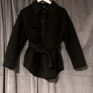 Kappa - Jag säljer min fina kappa den går över rumpan men inte över kanäna och den har inga skador på sig fint skick säljer då jag inte använder den längre, skriv privat om ni har frågor eller vill ha flera bilder, ny pris är 599kr den är ifrån gina