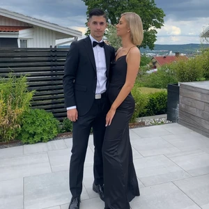 Svart maxiklänning  - Säljer min svarta balklänning ifrån Nelly. I svart satin och med öppen rygg. Tyvärr bara fått användning för den en gång och säljer därför den vidare. Därför i väldigt bra skick. Köparen står för frakt 