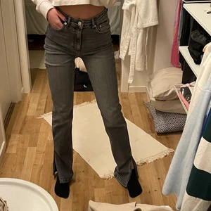 Zara jeans - Helt oanvända gråa jeans ifrån zara med slits i storlek 36 och full length (passar även storlek 34/xs). Tveka inte med att skriva vid eventuella frågor. Köparen står för fraktkostnaden🤎