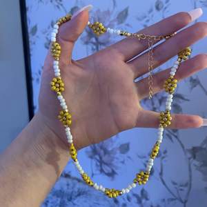 Jättefint justerbart halsband med blommor och guldiga detaljer! Ska vara ns. 💗 30kr plus frakt 13kr!❤️💗