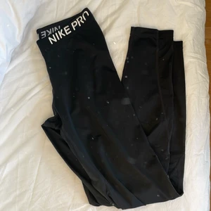Nike träningstights - Jag säljer ett par svarta Nike PRO träningstights. Den enda defekten är att texten har börjat flagna, annars hela. Skriv till mig för att diskutera priset, pris 70kr + frakt. Jag vet int vilken storlek det är men skulle säga XS/S. 