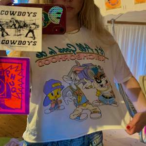 Oversized T-shirt med Looney Tunes-motiv! Kortat av den nertill:) använd en del men i jättebra skick. 