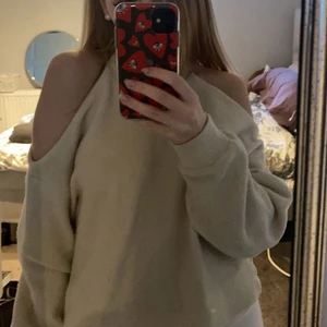 stickad tröja - Stickad tröja med hål på axlarna