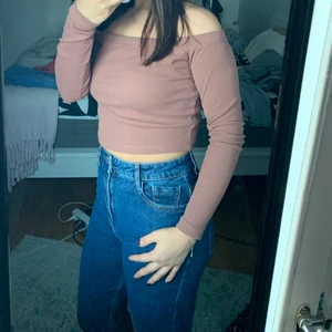 Off shoulder tröja - Fläck på spegeln inte tröjan!! Frakt tillkommer men om du bor i Uppsala kan vi mötas upp. Använd en gång. Mörk beige från bikbok 
