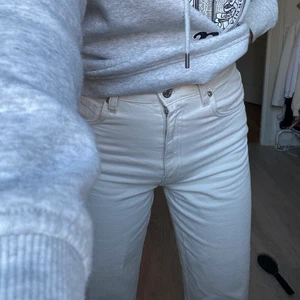 Zara jeans  - Skit snygga zara jeans i nytt skick (använda typ 1 gång) pga har redan flera vita jeans. 