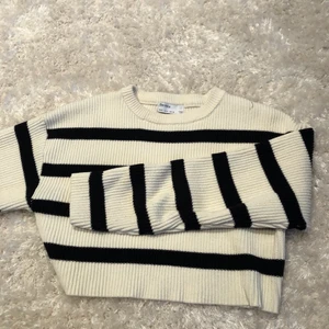 Randig stickad tröja  - Säljer denna populära tröja från bershka. Endast använd och tvättad en gång allsång super skick. 