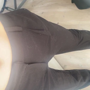 lågmidjade kostymbyxor - Ett par lågmidjade kostymbyxor från NAKD, så fina men dom är lite korta för mig som är 170cm. Dom sitter superfint och är inte glappiga i midjan, skulle dock säga att dom är mer straight leg än vida🤩 skriv dm om ni vill ha flera bilder på hur dom sitter på💕