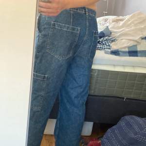 fina knappt använda cargojeans, storlek 40 sitter lite baggy på mig som är 38 