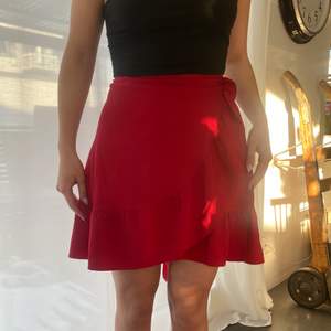 En super somrig röd kjol