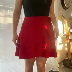 En super somrig röd kjol