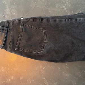 Byxor NAKD - Ett par fina grå/svarta byxor från NAKD som inte kommer till användning. 