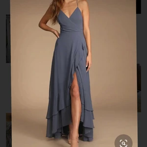 Balklänning från lulus - Säljer min vackra blåa balklänning från lulus som jag använt endast en gång på nians bal. Jätte bekväm och flowig i storlek xs. Justerade band baktill som man kan knyta på önskat vis. Den har även en lång slit framtill. Skicka privat om ni vill ha fler bilder❤️