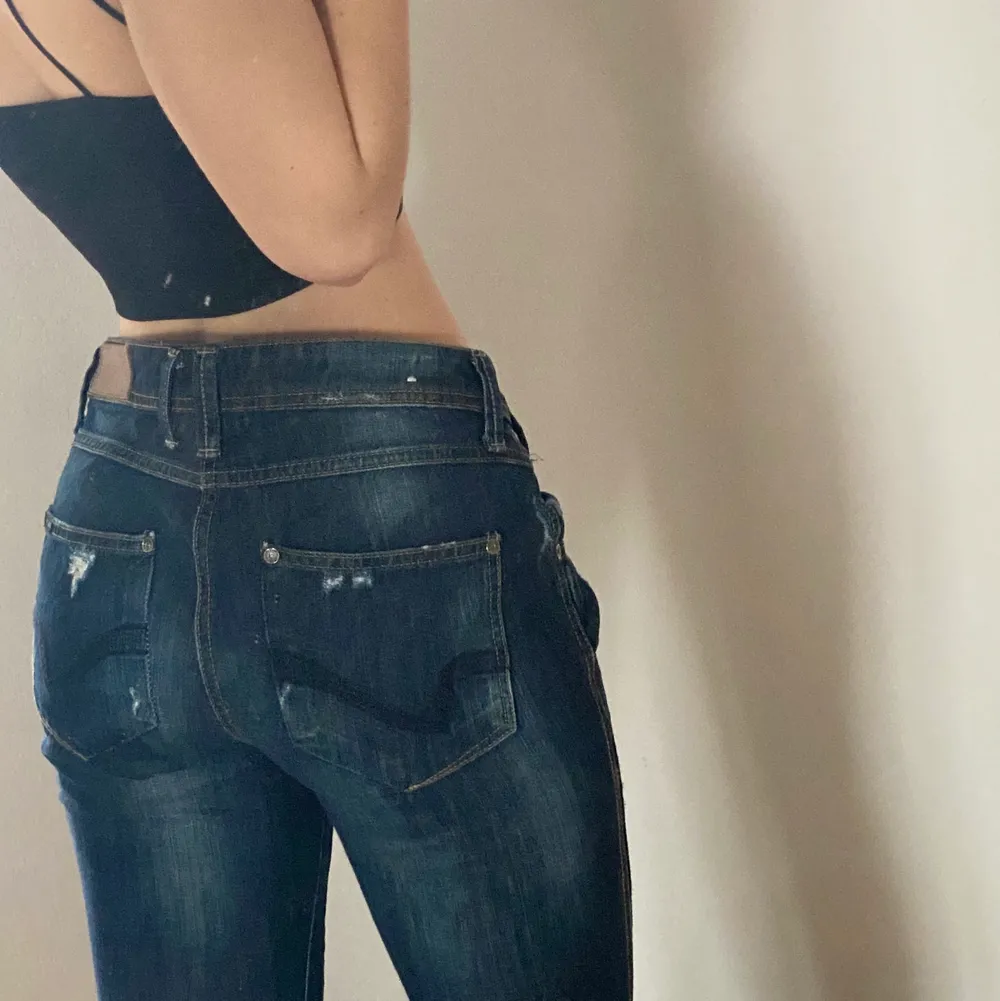 Säljer mina lågmidjade Only jeans. Riktigt snygg passform som får höfterna att se riktigt bra ut. Modellen är straight och jeansen har snygga ditaljer på fickorna dessutom. Bara skriva för fler bilder eller frågor 🥰. Jeans & Byxor.