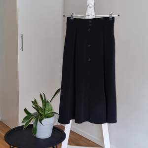 Jätteskön svart kjol med knappar och fickor! Är superfin och bekväm, men tyvärr är jag lite för kort för att den ska sitta bra på mig. Köpare står för frakt! 