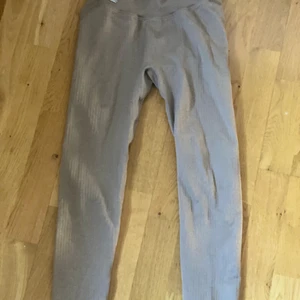 AIMN mörk beige tights  - Aimn tights i mörkare beige som är använda ett par fåtal ggr. Sköna tights i ribbat material. Passar bra till träning samt att mysa i hemma. 