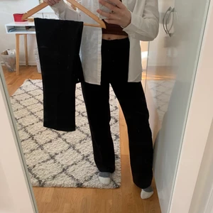 Kostymbyxor  - Svarta kostymbyxor från Gina tricot, jättefint skick. Byxorna är för stora för mig, men lika de som jag har på mig på första bilden! Säljer för 80kr, storlek 34💘