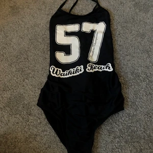 Baddräkt  - Baddräkt från h&m! Köpte 2019, har använt några gånger! Fint skick 🖤