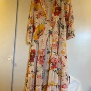 Somrig lång  klänning från HM - Lång klänning från HM, fint skick använd fåtal gånger. Nypris 299kr. Dessvärre för lång för mig. 
