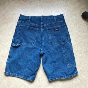 Dickies carpenter shorts - Tvärcleana dickies shorts, perfekt för sommaren☀️🏝🍹. Helt oanvända, rena. Ytterbenslängd ca 56cm midja 42,5