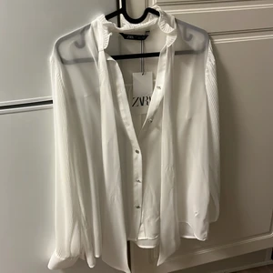 Helt ny blus från zara - Helt ny, storlek S. Prislappen finns kvar 