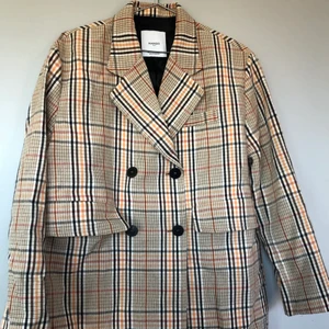 Jättefin vårkappa Mango  - Jättefin vårkappa från Mango strl L men skulle uppskatta mellan M-L beroende på hur man vill att den ska sitta. Den är använd kanske två gånger tvättatd nu när den ska säljas, jag växte ifrån den. Inga tecken på användning. Vintage och retro känsla på denna!