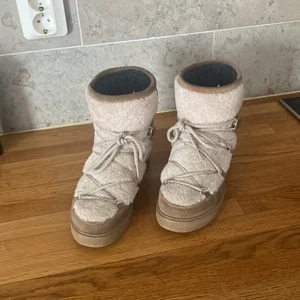 Moncler Skor  - Säljer mina favorit skor från Moncler! Använd under 1 säsong🏔 Passar en strl 37-38                                                                Bara att skriva om fler bilder önskas