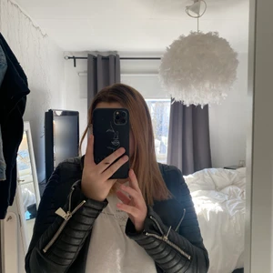Skinnjacka - Säljer min fina skinnjacka ifrån chiquelle då den var lite för liten för mig. Bra skick lite slit i sömmen på armarna men absolut inget man tänker på! Det är en 38 men skulle säga att det är mer en 36 då den är liten i storleken (pris kan diskuteras och fler bilder kan skickas) 💗 nypris ;699 köparen står för frakten