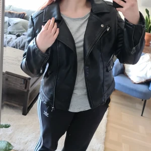 Läder jacka (fake) strl 46 (42) - Jätte fin läderjacka(fake) som aldrig blivit använd. Sitter som en 42 enligt mig men passar lätt en 44 eller om man vill ha den lite oversize. Köparen står för frakten 💕