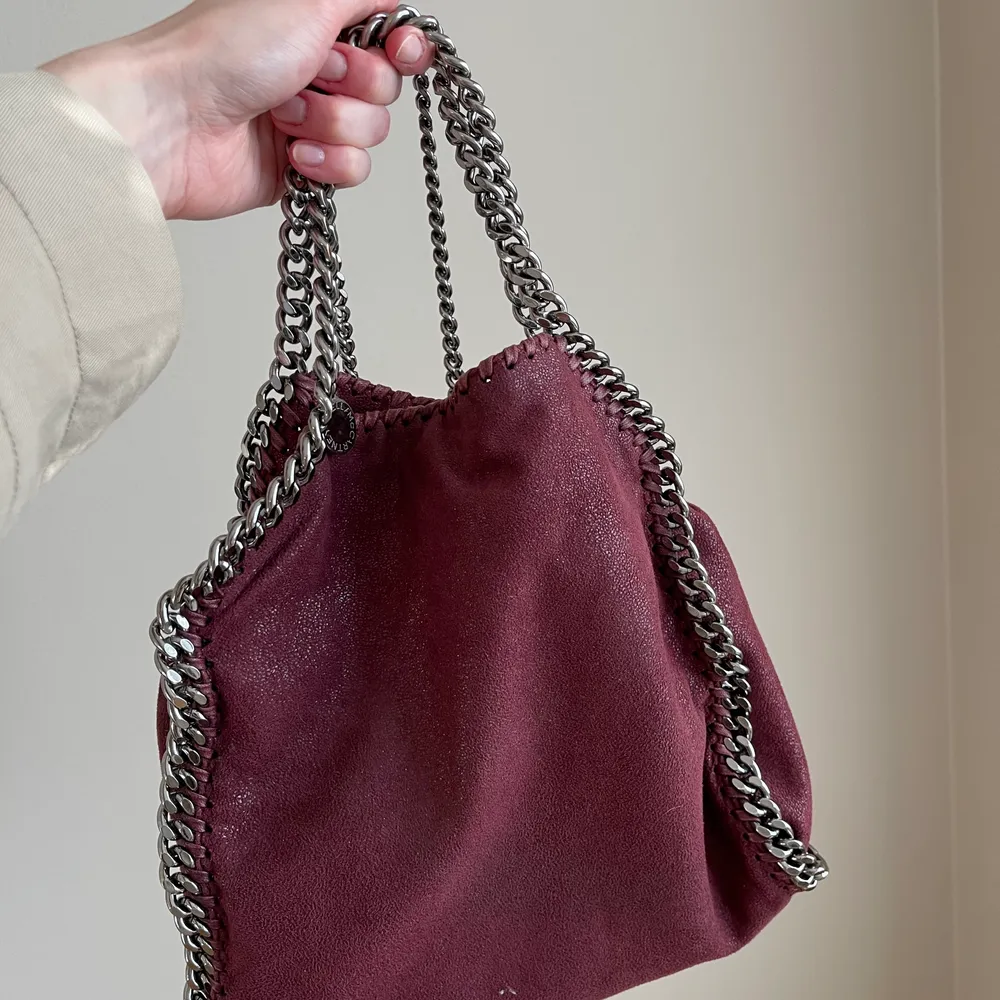 Säljer min jätte fina Stella McCartney väska i modellen stella mini falabella tote. Köptes för cirka två år sedan, den är använd men har inga märken. Ser ut som ny. Köptes för 8000kr. Möts helst upp i Sthlm men kan annars skickas. . Väskor.