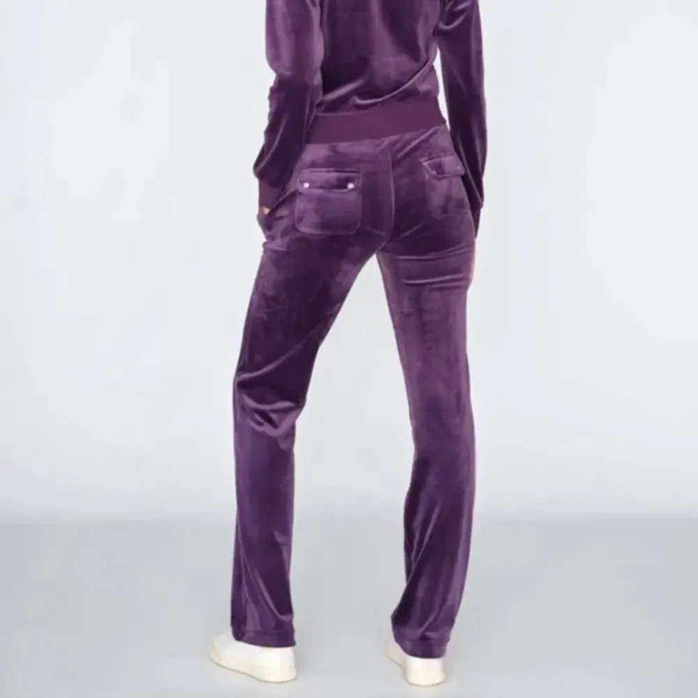 Söker Juicy couture byxor med färgen lila för ett rimligt pris . Jeans & Byxor.