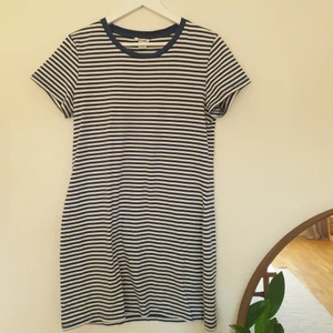 T-shirtklänning stl M - Marinblå randig T-shirtklänning från Monki i stl M. Frakt tillkommer.