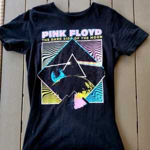 Pink floyd t-shirt - Pink floyd t-shirt som jag inte använder så ofta - trots att jag är ett stort fan. Köpt i Kanada på en affär jag inte minns namnet på. Storlek M. 