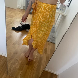 Omlott kjol med volang  - Storlek XS, passar även S/M då det går att knyta själv 