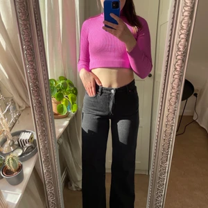 Yoko jeans  - Jeans från Monki, modell Yoko. Tajta över rumpa & lår och sedan vida, sitter riktigt bra på! Storlek w28. 100+frakt eller högsta bud!💣