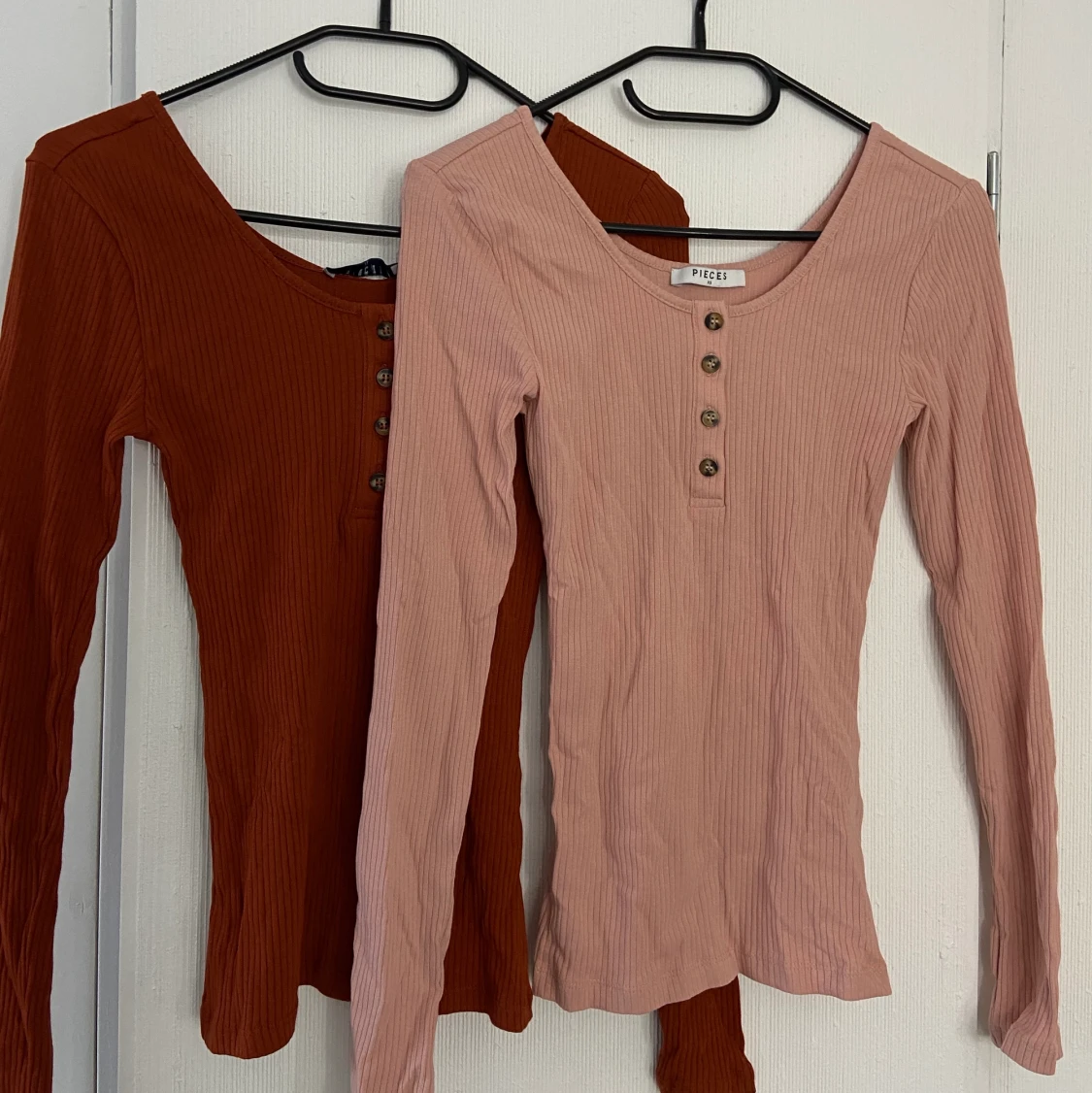 Två tunna långärmade