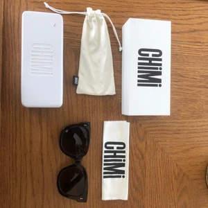Chimi eyewear solglasögon  - Säljer mina helt oanvända 008 tortoise solglasögon från chimi. Inga defekter. Det till kommer hårt och mjukt fodral, tork duk och boxen som de kom i. Nypris 1200 kr