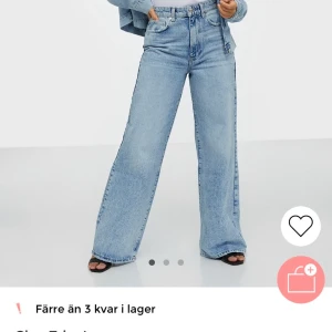 Jeans från Gina tricot  - Säljer ett par vida snygga byxor från Gina tricot. Använda 1 gång. Snygg tvätt och snygg modell. Orginalpris 599kr. Fler bilder kan skickas. Jag kan mötas upp i Göteborg eller Karlskrona. Annars står köparen för frakten.