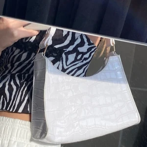 Väska - Vit axelväska som knappt kommit till användning! Hör av er för fler bilder!💕