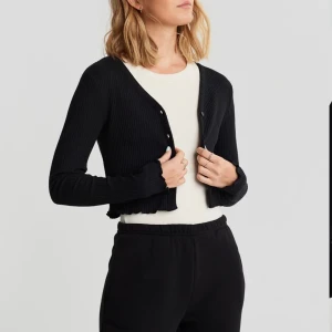 Kofta - Fin kofta/tröja som tyvärr är för liten på mig. Endast använd en gång. Säljer även en vit