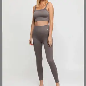 Tränings-set från drop of mindfullness. Säljer pga jag råka köpa dubbla av både topp och tights. Allt ligger i förpackning, jag har inte öppnat eller testat. Ordinariepris: 648kr. Jag står för frakten. Skriv för fler bilder💜