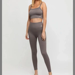 Tränings-set, strl:S - Tränings-set från drop of mindfullness. Säljer pga jag råka köpa dubbla av både topp och tights. Allt ligger i förpackning, jag har inte öppnat eller testat. Ordinariepris: 648kr. Jag står för frakten. Skriv för fler bilder💜