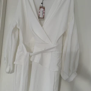 Klänning - Jätte fin vit klänning med jätte skönt material … Står 50 i storlek men det ser mer som 46/48 liten i storlek 