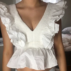 Volangtopp  - Superfin volangtopp från H&M. Säljer då den är lite för liten över bysten för mig. Pris kan diskuteras!💞